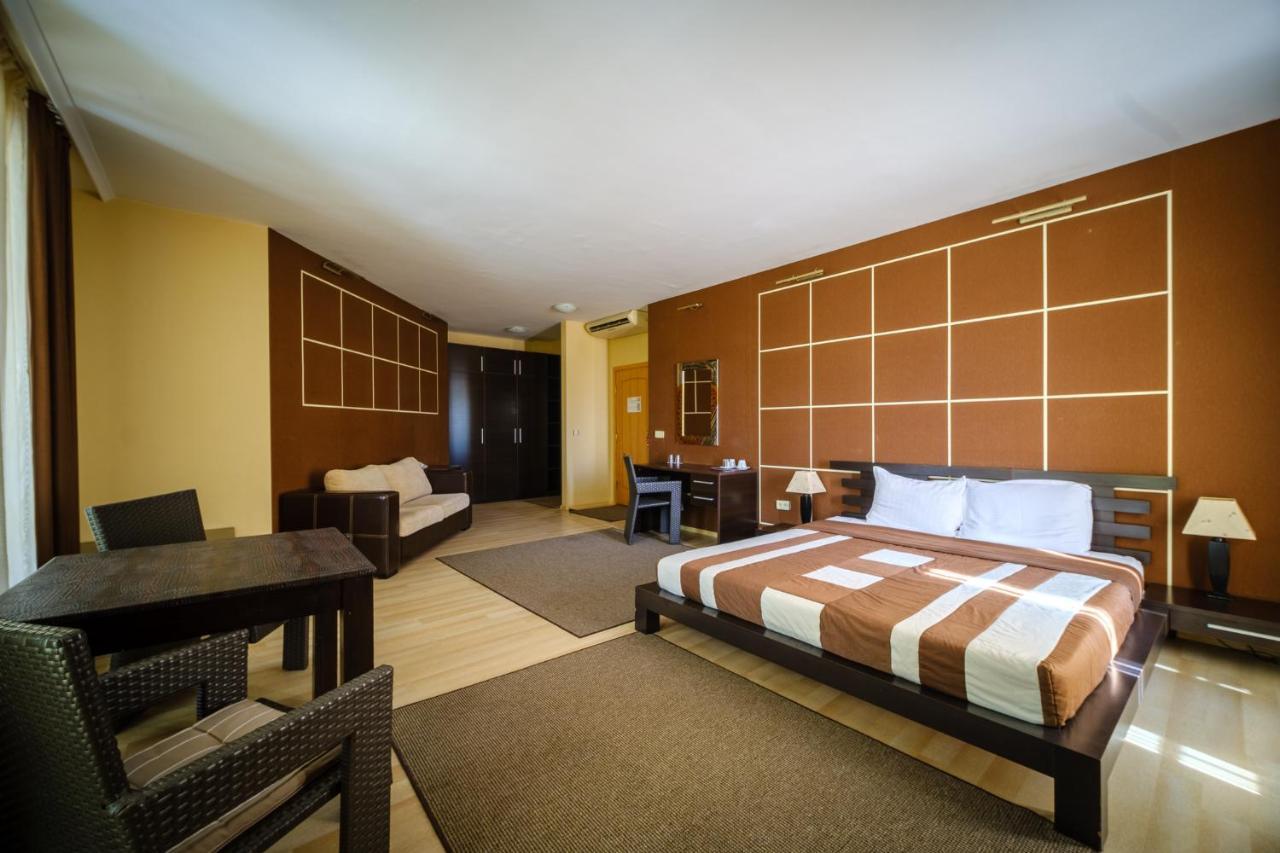 Family Hotel Classic Varna Bagian luar foto