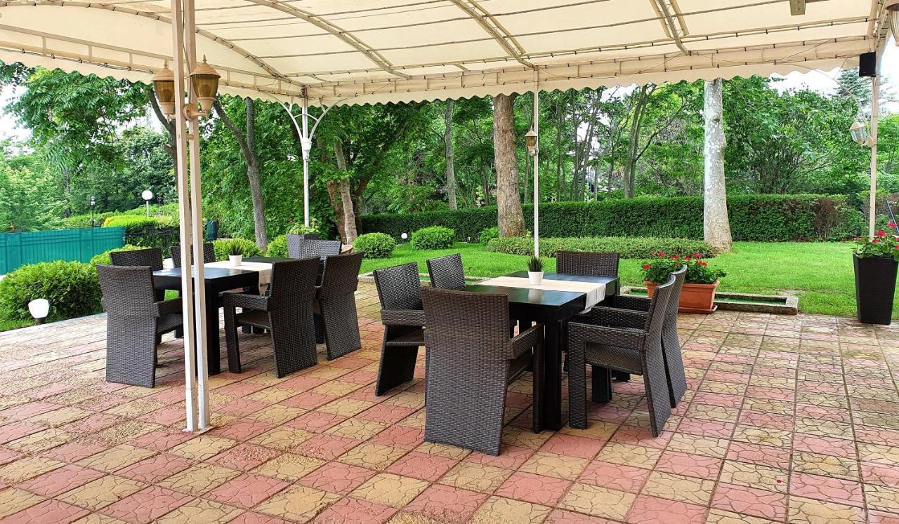 Family Hotel Classic Varna Bagian luar foto